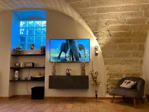 un soggiorno con una TV a parete di Cocon En Petite Camargue ad Aimargues Altre 37 foto