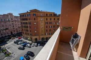 un balcón con vistas a un aparcamiento en Piazza Carracci, en Roma