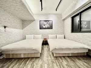 2 camas en una habitación sin wifi en 御旅 Inn en Taichung