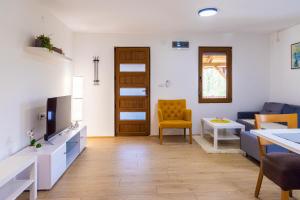 ein Wohnzimmer mit einem Sofa und einem Tisch in der Unterkunft Apartmani Vajati Gradac in Valjevo