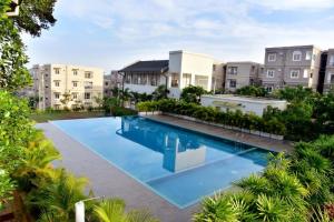 an overhead view of a large swimming pool in front of buildings at Homelike Apartment at Mount Clifford in Homagama