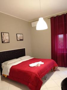 een slaapkamer met een bed met een rode deken bij VILLA ESMERALDA in Pozzilli