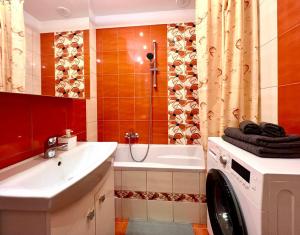 Un baño con lavabo y lavadora. en K22 Filtrowa Apart Warsaw, en Varsovia