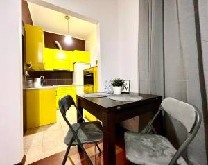 cocina con armarios amarillos, mesa y sillas en K22 Filtrowa Apart Warsaw, en Varsovia 17 fotos más