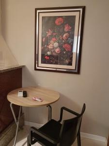 uma mesa e cadeira com uma foto na parede em VILLA ESMERALDA em Pozzilli