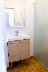 La salle de bains est pourvue d'un lavabo et d'un miroir. dans l'établissement Azureva Le Grau du Roi, au Grau-du-Roi