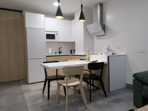 a kitchen with a table and chairs in a room at Asturin House - PARKING GRATIS in Salamanca