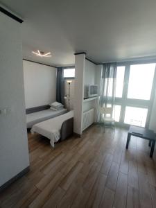 1 dormitorio con 1 cama y suelo de madera en TopOne Apartments, en Varsovia