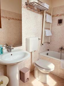 ヴェネツィアにあるアッラ コルテ ロッサのバスルーム(洗面台、トイレ、バスタブ付)