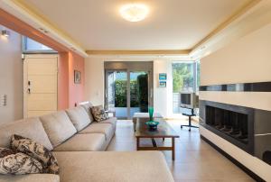 Φωτογραφία από το άλμπουμ του Deluxe Maisonette With Shared Pool 1# στην Ανάβυσσο