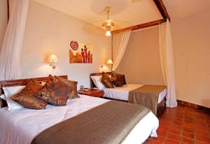 um quarto de hotel com duas camas num quarto em Tarangire Sopa Lodge em Madege