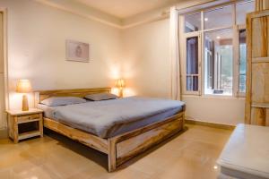 Ένα ή περισσότερα κρεβάτια σε δωμάτιο στο NomadGao Dharamkot - Great Views, Fast WiFi, Interesting People, Near Mcleodganj