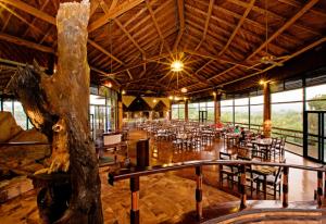 uma grande sala com mesas e cadeiras num edifício em Tarangire Sopa Lodge em Madege