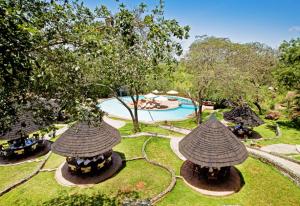 een luchtzicht op een tuin met een zwembad bij Tarangire Sopa Lodge in Madege