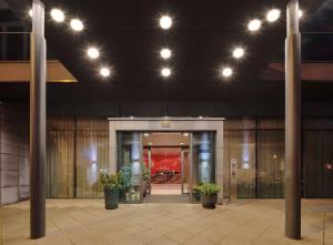 A fachada ou entrada em Adina Apartment Hotel Frankfurt Neue Oper