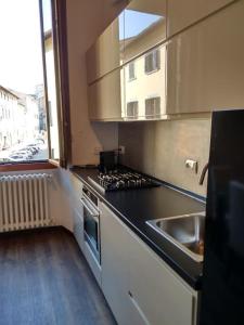 uma cozinha com um fogão, um lavatório e uma janela em Wonderful View Carmine em Florença