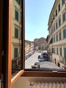 uma vista para uma rua da cidade a partir de uma janela em Wonderful View Carmine em Florença