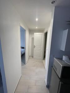 a hallway leading to a room with a bedroom at Appartement 2 pièces in Nice