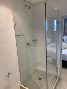 Ένα μπάνιο στο Zimbali Lakes Boulevard Suites 249
