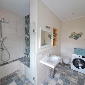 Koupelna v ubytování Hotel-Ferienwohnungen Cafe Maarblick + 37 fotografií