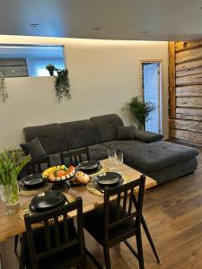ein Wohnzimmer mit einem Tisch und einem Sofa in der Unterkunft Kreutzwaldi kodu in Võru