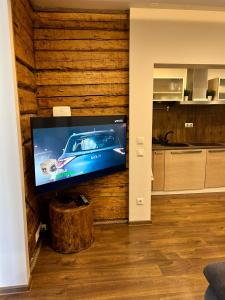 einen Flachbild-TV an einer Wand im Wohnzimmer in der Unterkunft Kreutzwaldi kodu in Võru