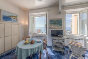 A seating area at BEACH HOUSE CAMOGLI Nel cuore con vista mare