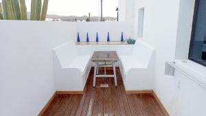テギセにあるVolcán de salの窓付きの部屋の小さなテーブル