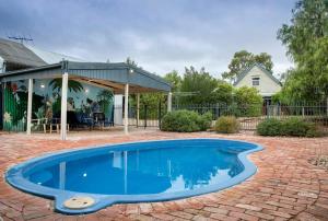 een zwembad voor een huis bij Willunga Cottage- Sleeps 6 Pool in Willunga