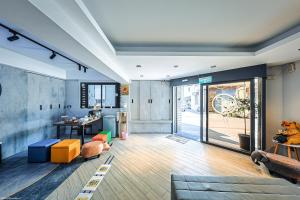 ein Wohnzimmer mit Sofa und Tisch in der Unterkunft 亞馨文旅 近東大門夜市 有免費停車場 可自助入住 訂房請加官方Line in Hualien