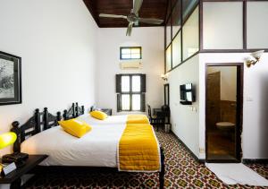 Llit o llits en una habitació de Bloom Boutique Waterfront Fort Kochi
