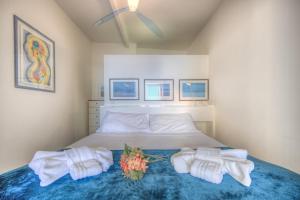A bed or beds in a room at BEACH HOUSE CAMOGLI Nel cuore con vista mare