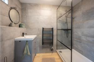 a bathroom with a sink and a shower at Vakantiehuis De Zeearend Dishoek in Dishoek