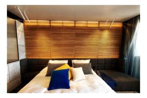 een groot bed in een kamer met een raam bij Luxury studio on Tlv w balcony on the sea in Jlil