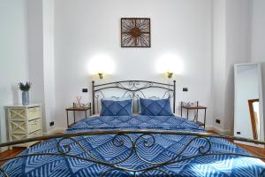 um quarto com uma cama com um edredão azul em The Central Retreat - Premium Enjoyment em Arad