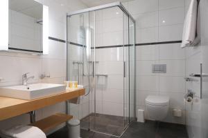 y baño con ducha, lavabo y aseo. en Park-Hotel am Rhein - Gesundheitshotel und Residenzen, en Rheinfelden