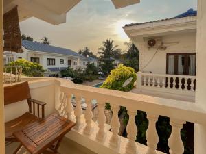 uma vista da varanda de uma casa em Rainforest - Casa Azure 5 Min walk to the beach em Calangute