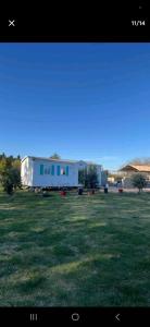 a house on a trailer in a grass field at Mazet d El gato in Arles