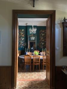 comedor con mesa y sillas en La Maison du Magistrat, en Durban-Corbières