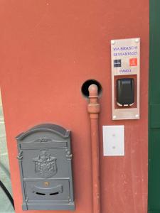un mur avec une boîte aux lettres et un compteur de paiement dans l'établissement VIA BRASCHI SESSANTASEI, à Cesena