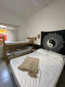 sypialnia z łóżkiem z kocem w obiekcie Hospedaria Canto Ubuntu w mieście Caraguatatuba