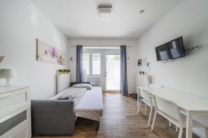 Televízia a/alebo spoločenská miestnosť v ubytovaní Modernes Appartement nahe U-Bahn und Schönbrunn