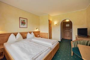 Postel nebo postele na pokoji v ubytování Gasthaus Hotel Oberwirt + 27 fotografií