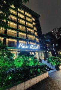 un edificio con un signo de hotel paco delante de él en Paco Hotel Ouzhuang Metro Guangzhou-Free shuttle to Canton fair en Cantón