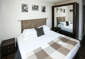 Pokój hotelowy z 2 łóżkami i lustrem w obiekcie 2 Room Terraced Apartment Cannes Centre w Cannes
