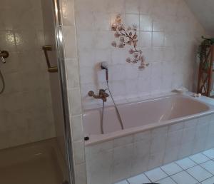 Ένα μπάνιο στο 2-Zimmer Wohnung in Gelting an der Ostsee