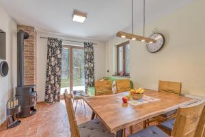 una sala da pranzo con tavolo in legno e camino di Resort Stari Malni a Osilnica
