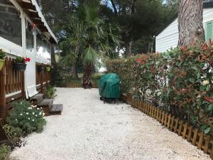 Ogród w obiekcie Mobilhome 6 personnes en bord de mer