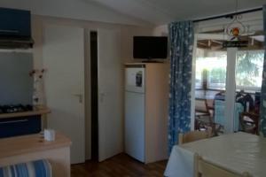 Kuchnia lub aneks kuchenny w obiekcie Mobilhome 6 personnes en bord de mer