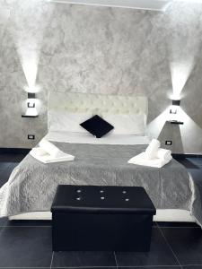 A bed or beds in a room at Broken column